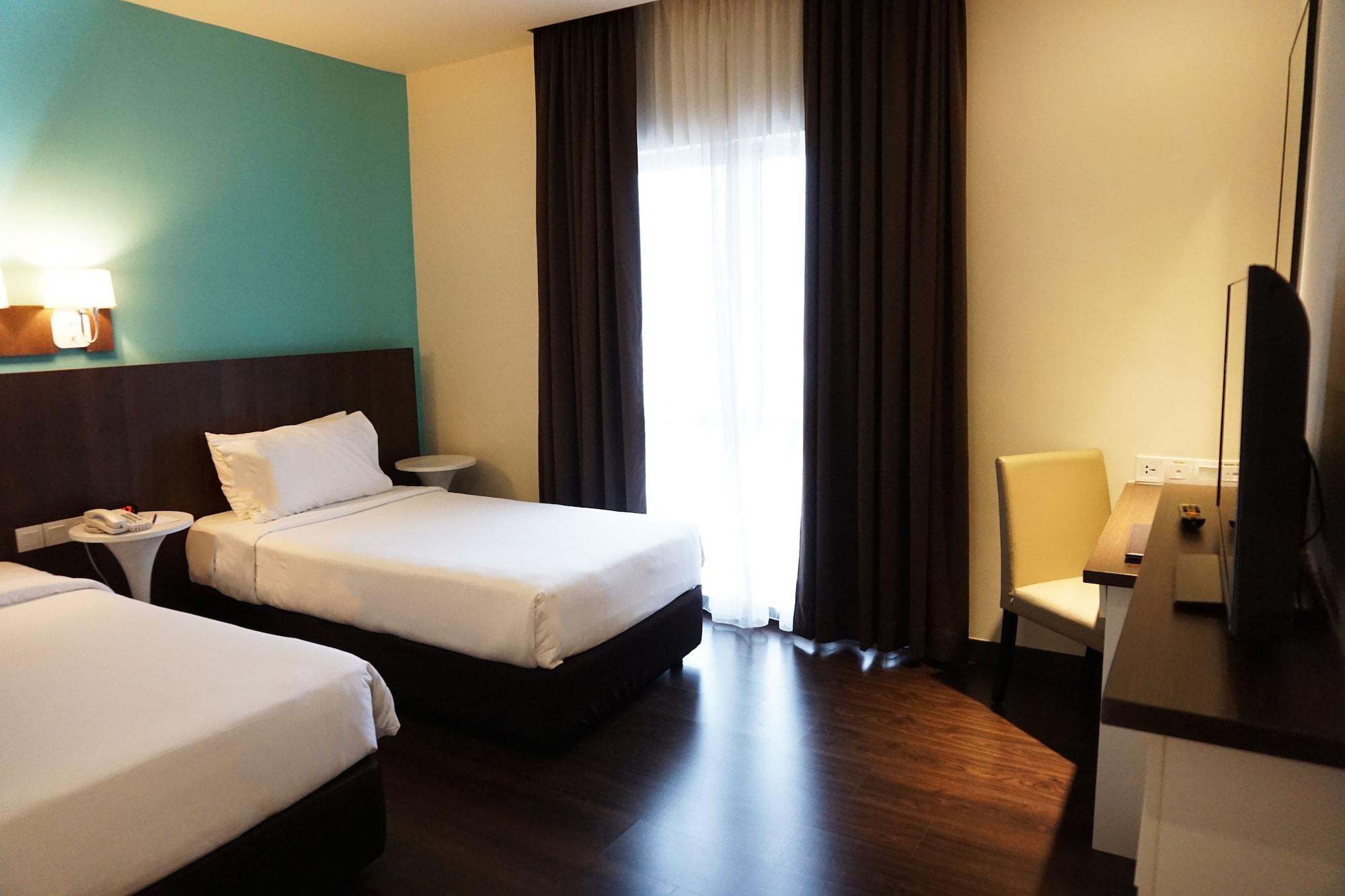 Wyndham Garden I-city Hotel 4*